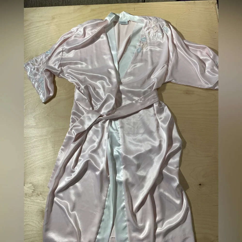 Natori Light Pink Satin Robe with White Accents Medium (QK)